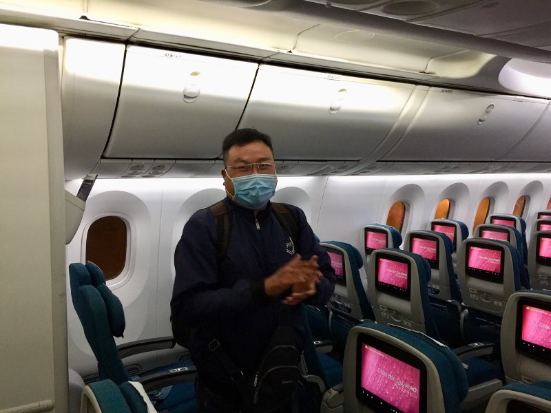 Một hành khách trên tàu vỗ tay khi được thông báo Hà Nội bỏ quy định cách ly tập trung.