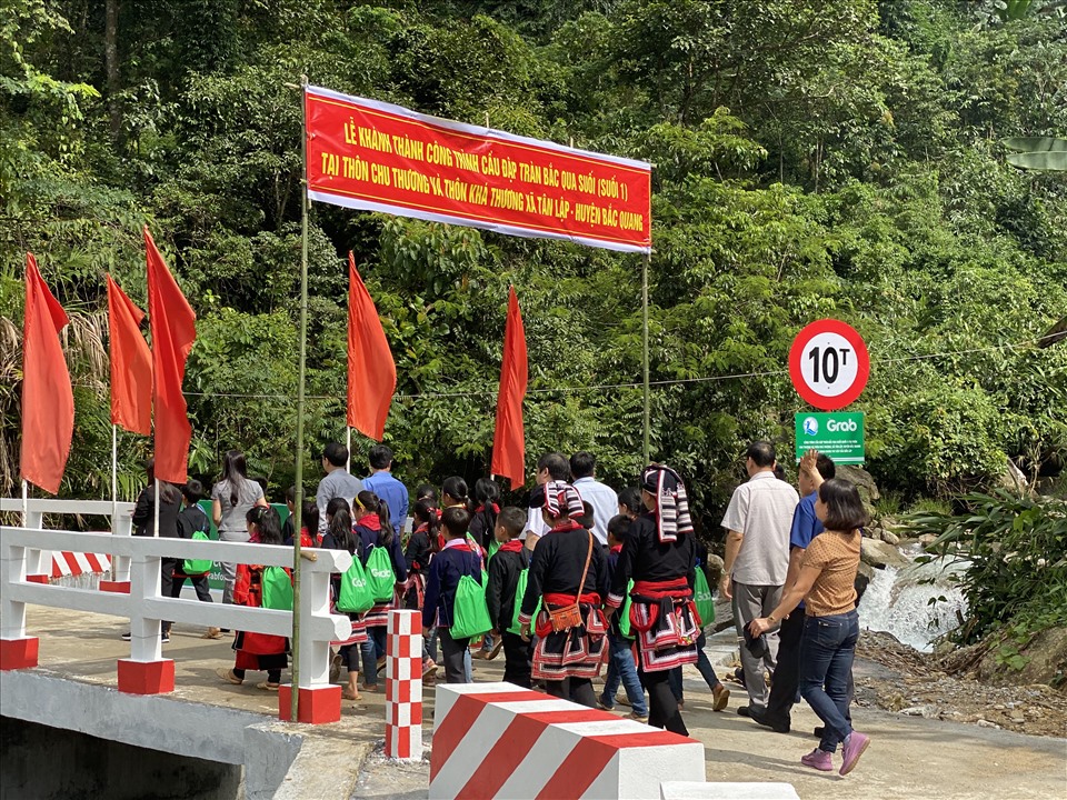 Công trình cầu đập tràn tại Hà Giang đưa các em nhỏ đến trường