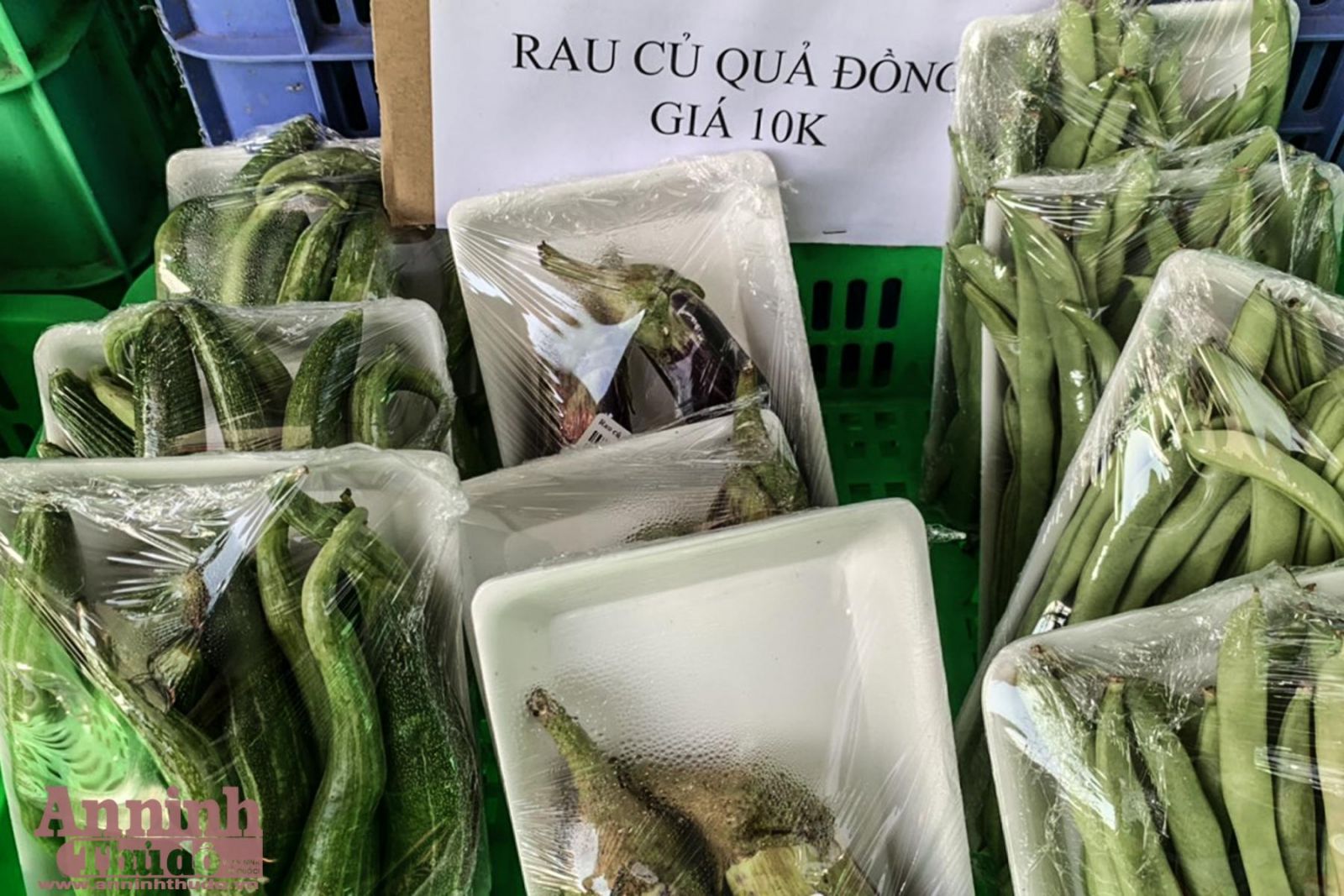 Gian hàng bán các loại rau củ quả đồng giá 10.000 đồng