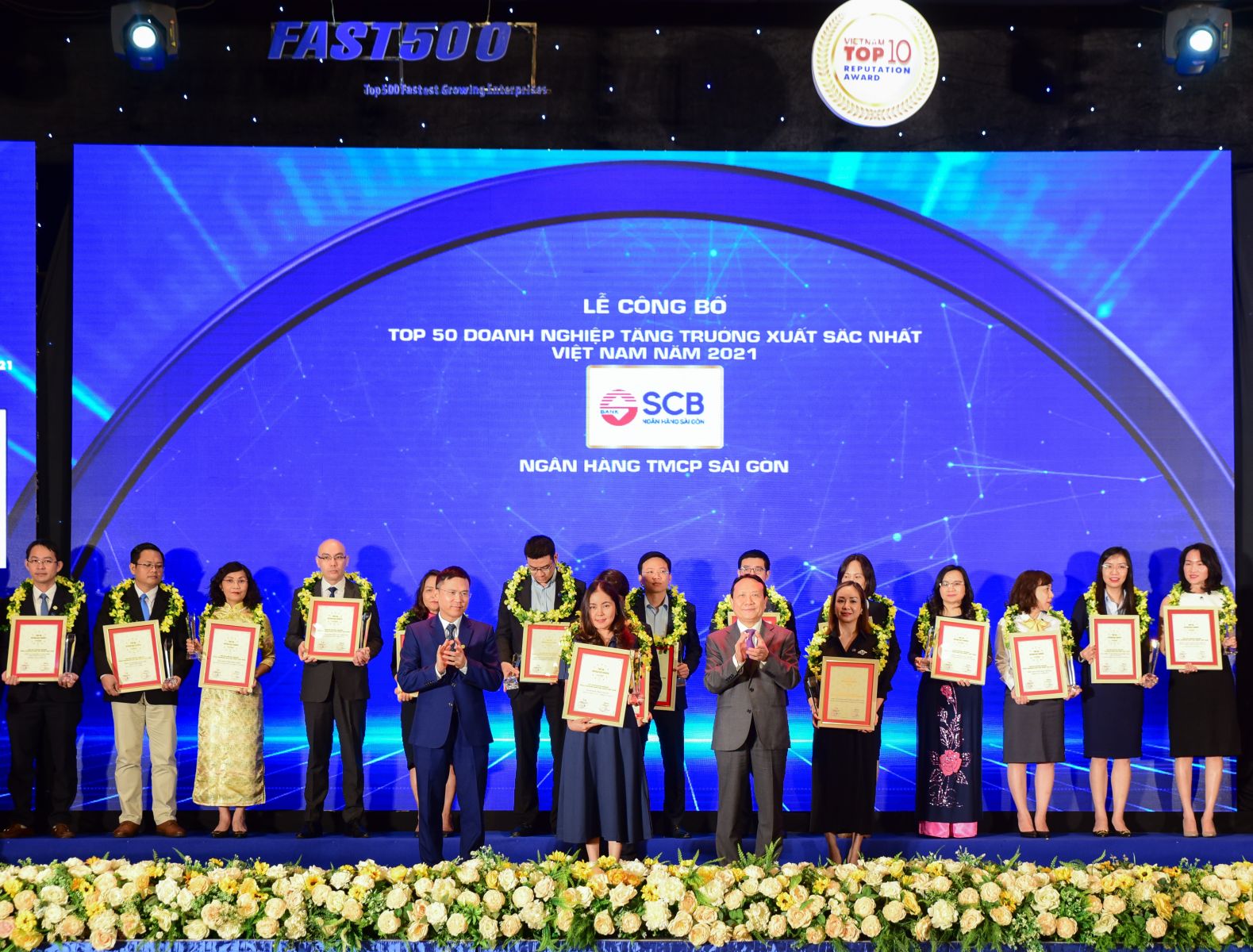 Đại diện SCB nhận giải Top 50 Doanh nghiệp tăng trưởng xuất sắc nhất Việt Nam năm 2021.