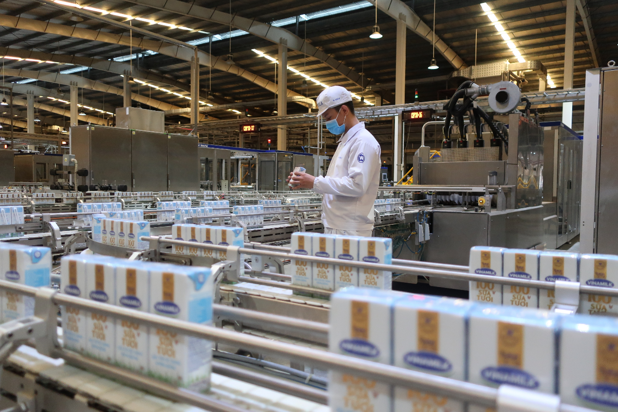 Dây chuyền hiện đại tại Nhà máy sữa Việt Nam, nhà máy sản xuất sữa nước có công suất lớn nhất của Vinamilk hiện nay, lên đến 800 triệu lít/năm