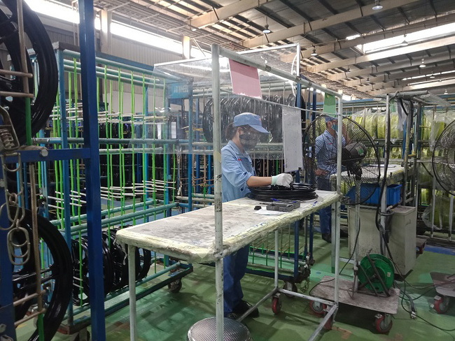 Công nhân làm việc tại Công ty TNHH phụ tùng xe may Yamaha Motor (Khu công nghiệp Bắc Thăng Long, Hà Nội) trong mùa dịch Covid-19.