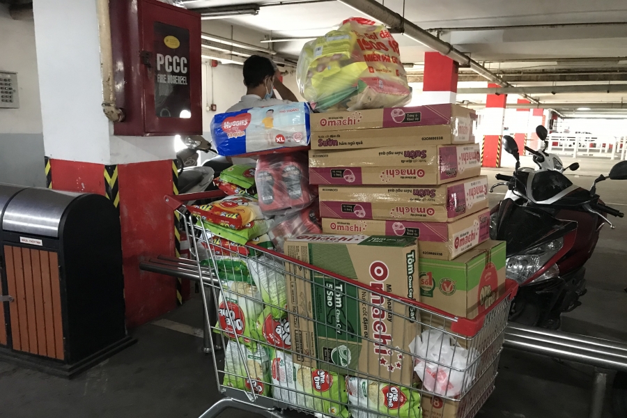 Người dân mua thực phẩm tích trữ tại các siêu thị, trung tâm thương mại.