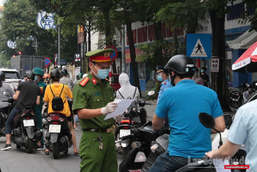 Lực lượng chức năng quận Hà Đông kiểm tra người điều khiển xe máy trên đường Nguyễn Trãi.