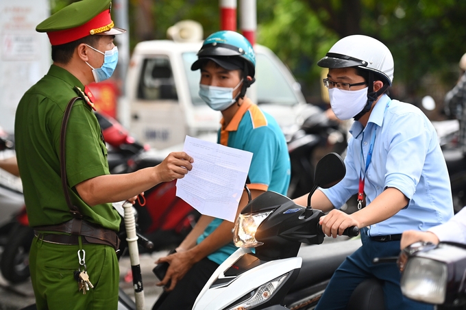 Lực lượng công an kiểm tra giấy tờ cá nhân của người tham gia giao thông trên phố Phạm Ngọc Thạch, Hà Nội