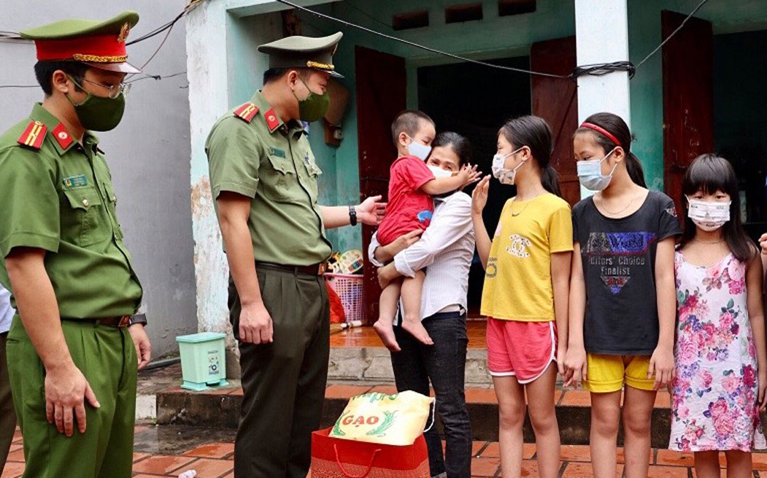 Cán bộ, chiến sĩ Công an thành phố Hà Nội thăm hỏi, động viên một gia đình nghèo trên địa bàn huyện Mê Linh.