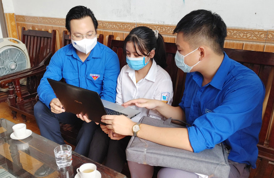Đại diện Thành đoàn Hà Nội trao máy tính, hướng dẫn cách sử dụng cho học sinh có hoàn cảnh khó khăn trên địa bàn huyện Thường Tín để học trực tuyến đạt hiệu quả tốt nhất.