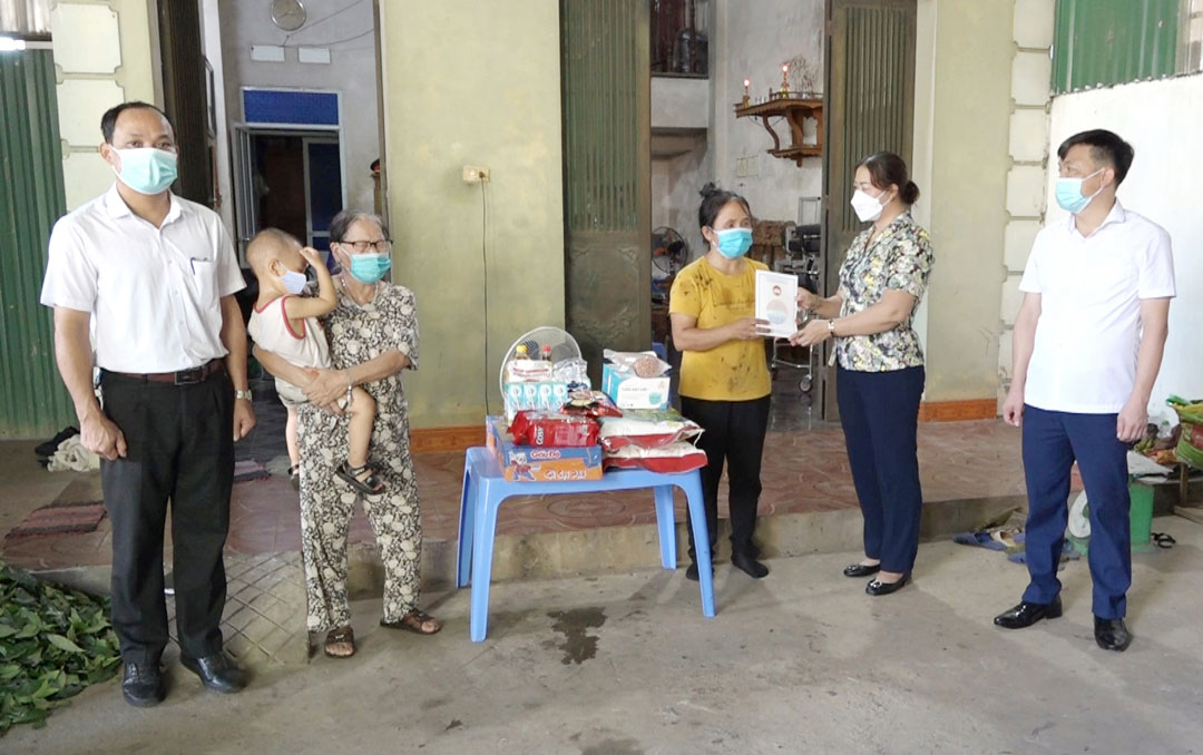 Cán bộ Ủy ban Mặt trận Tổ quốc Việt Nam huyện Ba Vì trao quà hỗ trợ gia đình có hoàn cảnh đặc biệt khó khăn tại xã Minh Quang (huyện Ba Vì).
