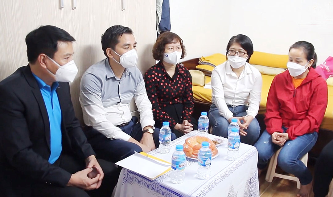 Đại diện Liên đoàn Lao động thành phố Hà Nội thăm hỏi, hỗ trợ kinh phí sửa chữa nhà cho đoàn viên công đoàn Công ty cổ phần Giày Thượng Đình (quận Thanh Xuân).