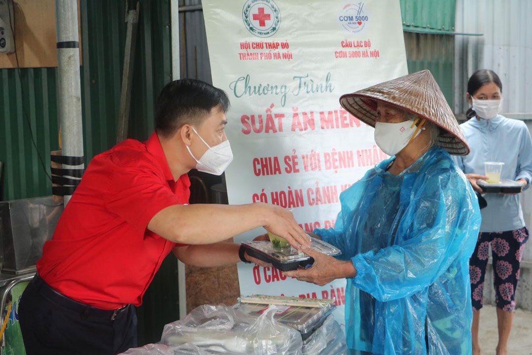 Hội Chữ thập đỏ thành phố Hà Nội trao những suất cơm hỗ trợ bệnh nhân, người nhà bệnh nhân nghèo tại Bệnh viện Đa khoa Nông nghiệp.