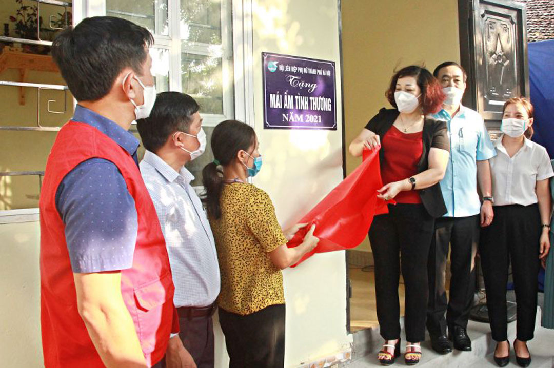 Hội Liên hiệp phụ nữ thành phố Hà Nội bàn giao nhà 