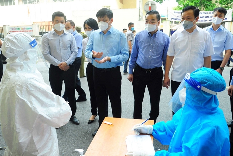 Chủ tịch UBND TP. Hà Nội Chu Ngọc Anh và Bộ trưởng Bộ Y tế Nguyễn Thành Long kiểm tra công tác tiêm vắc xin tại Hà Nội