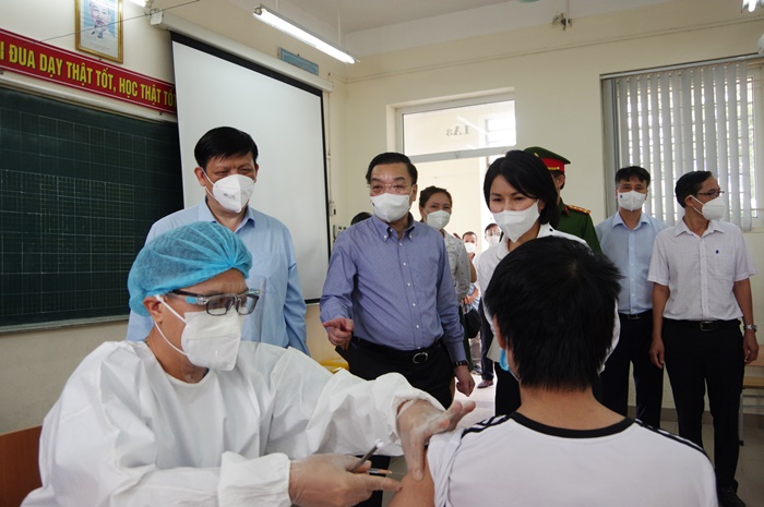 Chủ tịch UBND TP. Hà Nội Chu Ngọc Anh kiểm tra công tác tiêm vắc xin tại quận Đống Đa