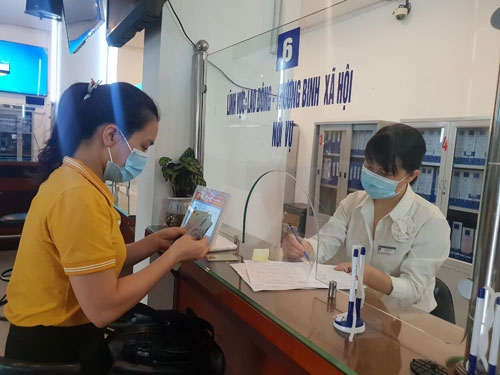 Nhiều lao động tại Hà Nội nhận tiền hỗ trợ do ảnh hưởng bởi dịch bệnh