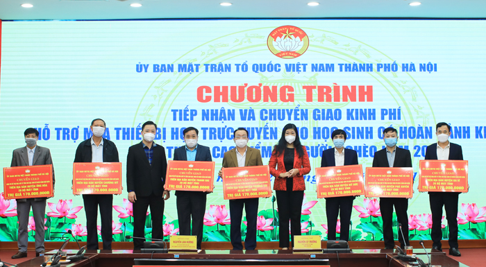 Lãnh đạo Ủy ban MTTQ Việt Nam Thành phố trao kinh phí mua máy tính cho đại diện 7 huyện