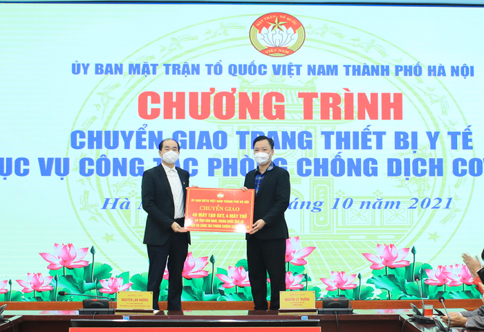 Phó Chủ tịch Ủy ban MTTQ Việt Nam TP Nguyễn Sỹ Trường chuyển giao thiết bị y tế cho Sở Y tế Hà Nội