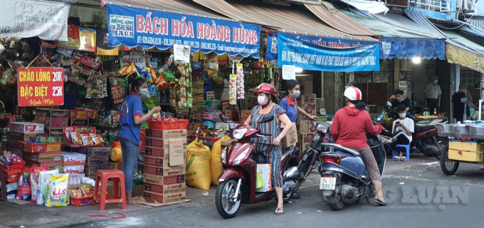 Tại chợ truyền thống cũng trong tình cảnh, hàng hoá nhiều còn khách hàng lác đác.