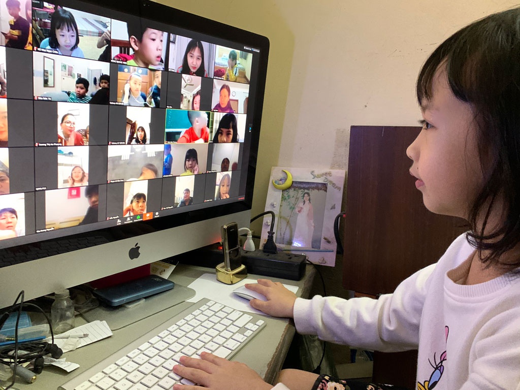 Hà Nội: Gỡ khó việc học trực tuyến cho học sinh lớp 1
