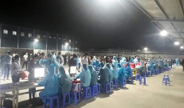 Lực lượng y tế lấy mẫu xét nghiệm COVID-19 trong đêm 16/5 cho công nhân ở khu công nghiệp Bắc Giang