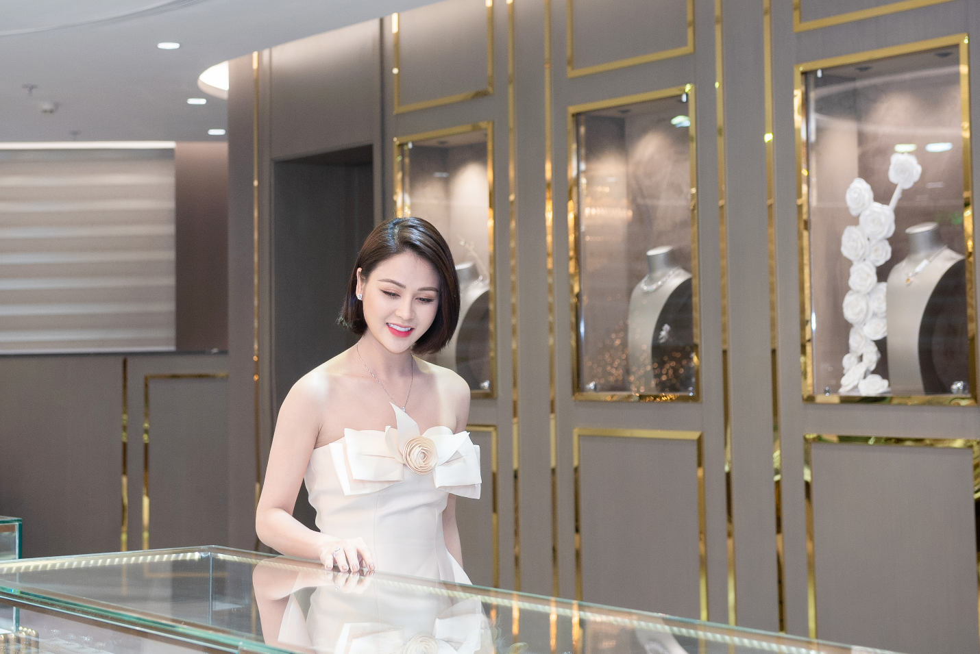 Lương Thu Trang trải nghiệm mua sắm trang sức kim cương tại Diamond House – flagship store đầu tiên của Việt Nam tại tòa nhà DOJI Tower, số 5 Lê Duẩn