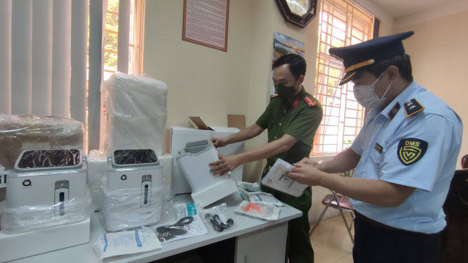 Lực lượng chức năng tỉnh Lào Cai kiểm tra lô hàng máy tạo oxy nhập lậu vừa bị thu giữ. 