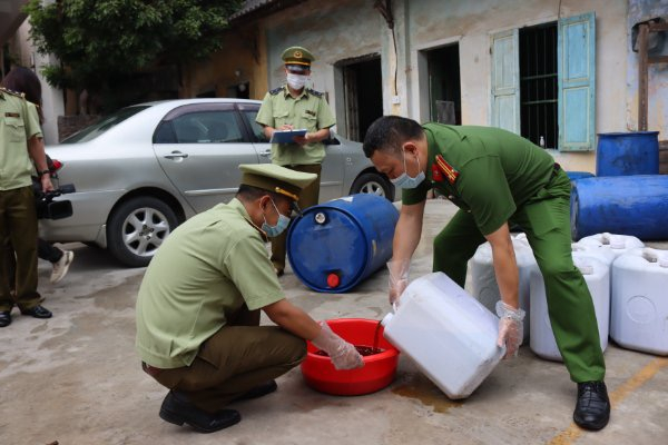 Cục Quản lý thị trường Lạng Sơn mới đây đã ngăn chặn thành công hơn 1.500 lít mỡ gà bẩn, được vận chuyển từ Lạng Sơn về Bắc Giang tiêu thụ.