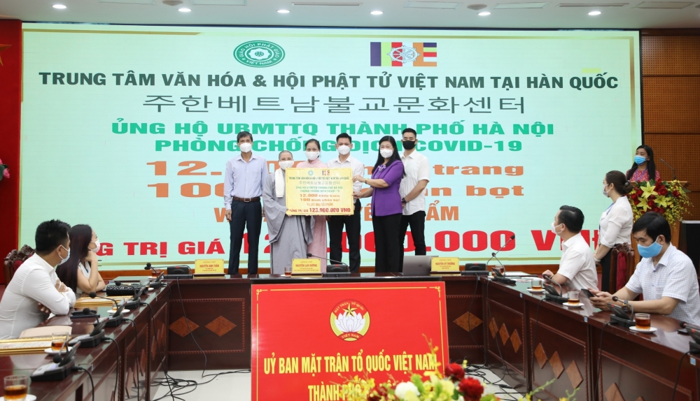 Lãnh đạo Ủy ban MTTQ Việt Nam Thành phố tiếp nhận ủng hộ 20 thùng khẩu trang, 100 thùng mỳ, 100 túi gạo, 100 chai nước mắm trị giá 123 triệu đồng từ Sư cô Thích Nữ Giới Tánh - Giám đốc Trung tâm Văn hóa và Hội Phật tử Việt Nam tại Hàn Quốc.