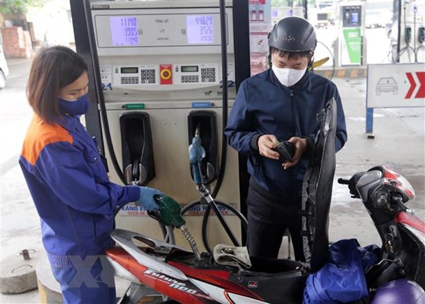 Mua bán xăng dầu tại cây xăng trên phố Lương Yên, quận Hai Bà Trưng, Hà Nội. 
