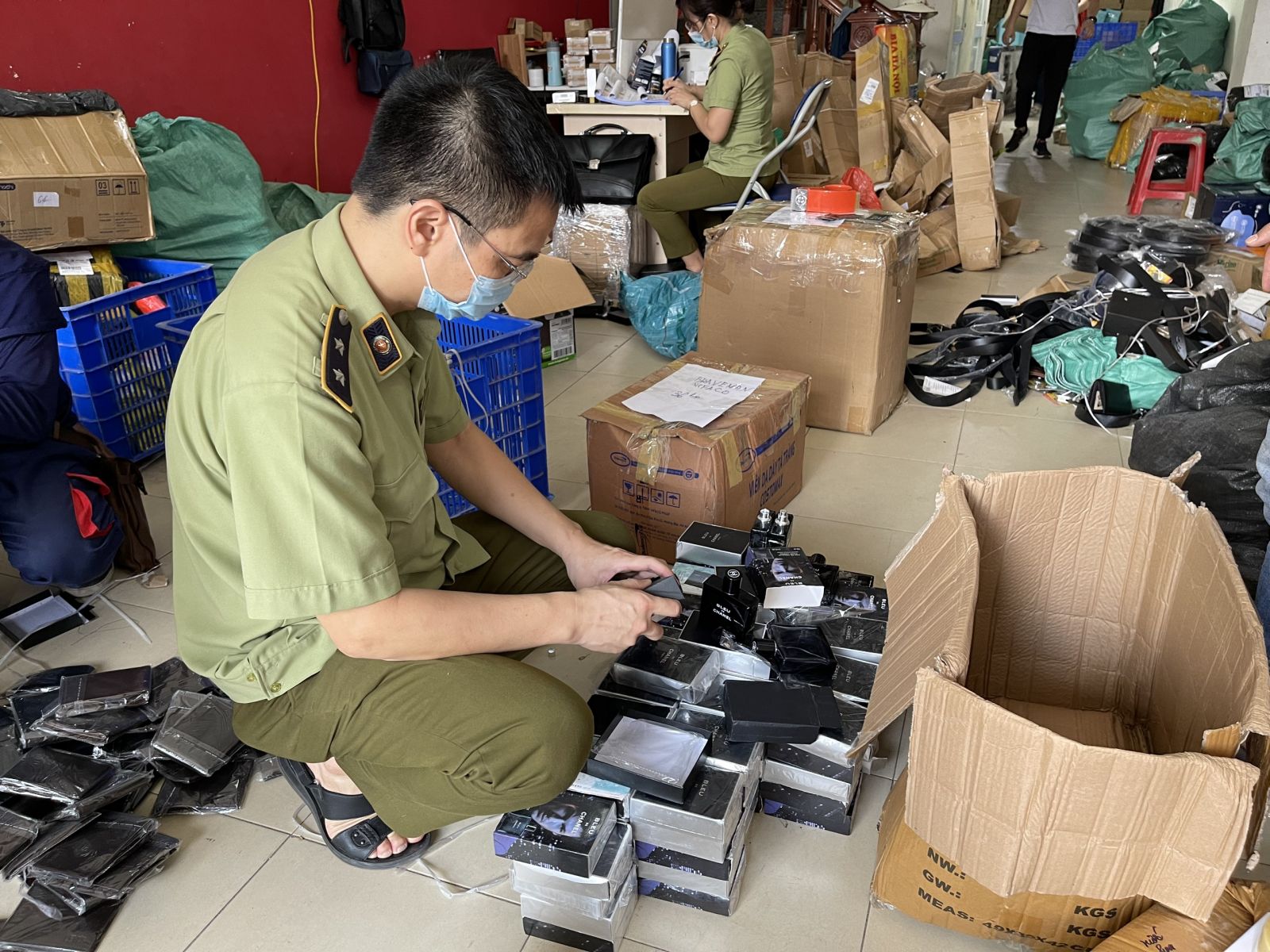 Hàng nghìn mỹ phẩm không hóa đơn chứng từ, giả mạo nhãn hiệu bị thu giữ tại Hà Nội