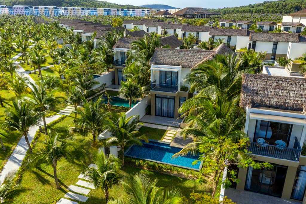 New World Phu Quoc Resort được thiết kế theo phong cách làng biển, mỗi villa có bể bơi riêng