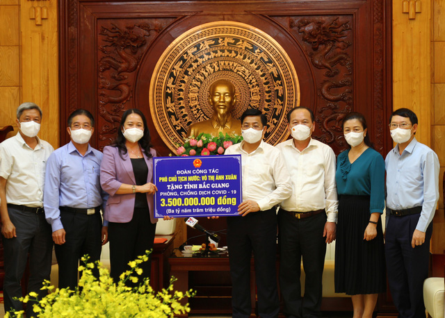 Phó Chủ tịch nước Võ Thị Ánh Xuân trao quà hỗ trợ tỉnh Bắc Giang