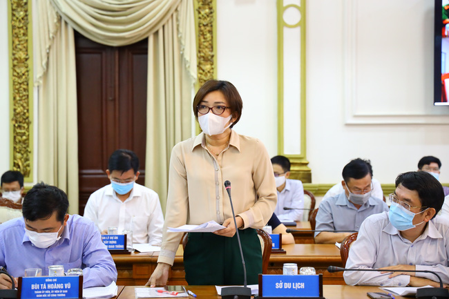 Bà Bùi Thị Ngọc Hiếu, Phó Giám đốc Sở Du lịch TP.HCM báo cáo tình hình hoạt động của ngành du lịch trong chiều 11/5.