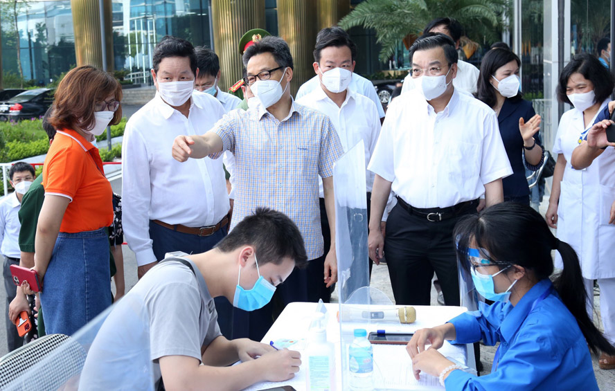 Phó Thủ tướng Chính phủ Vũ Đức Đam, Chủ tịch UBND thành phố Hà Nội Chu Ngọc Anh kiểm tra điểm tiêm vắc xin tại trụ sở Tập đoàn FPT (quận Cầu Giấy).
