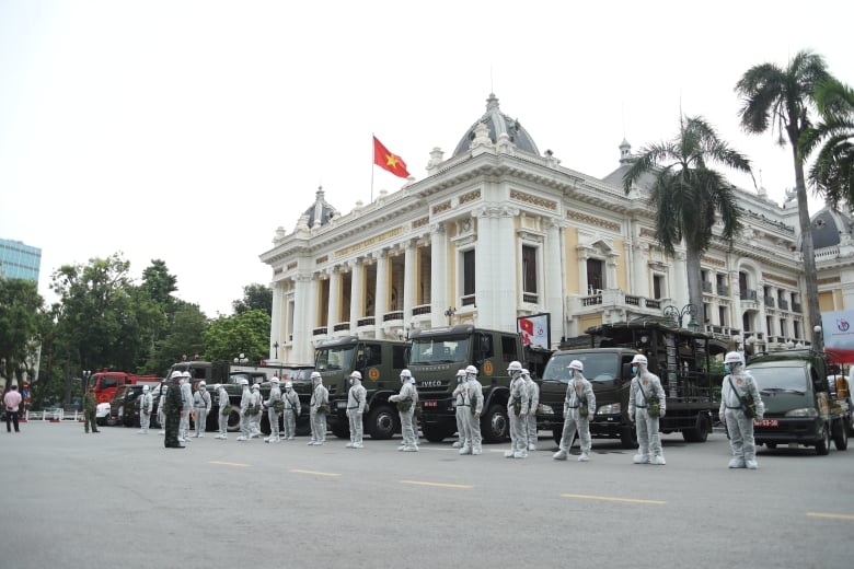 Ngay từ sáng sớm, các lực lượng của Bộ Tư lệnh Thủ đô và Binh chủng hoá học đã tập trung trước khu vực Nhà hát lớn Hà Nội.
