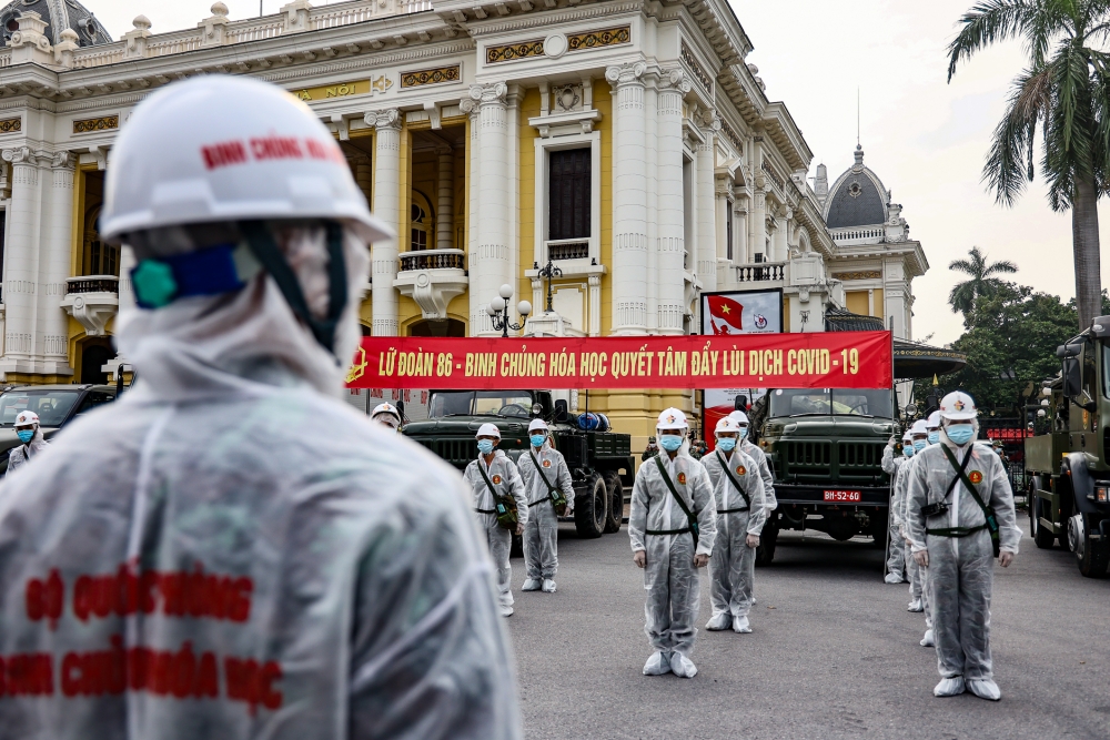 Ngay từ sáng sớm, các lực lượng của Bộ Tư lệnh Thủ đô và Binh chủng hoá học đã tập trung trước khu vực Nhà hát lớn Hà Nội.