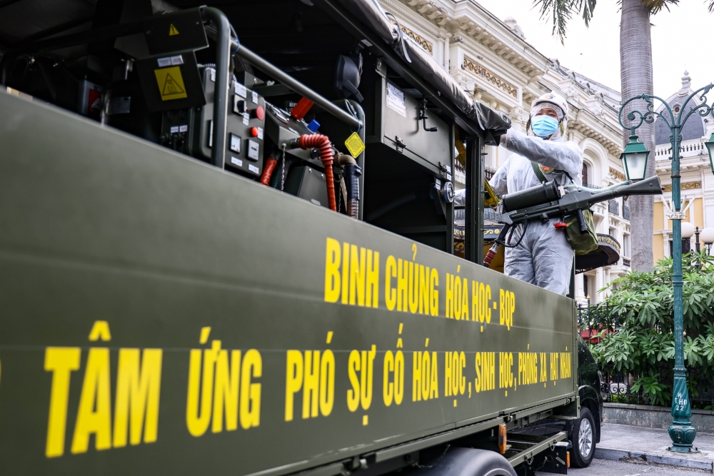 Đúng 8 giờ sáng, xe bắt đầu phun khử khuẩn từ Nhà hát lớn Hà Nội.