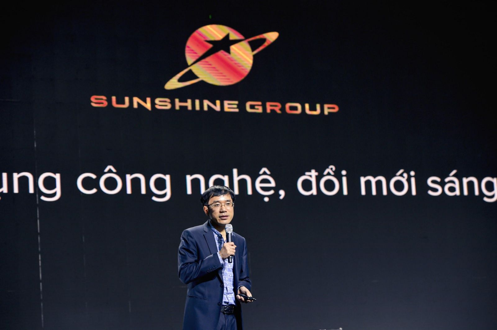 Ông Nguyễn Văn Minh - Phó Tổng Giám đốc Công nghệ của Sunshine Group giới thiệu các giải pháp công nghệ tại sự kiện
