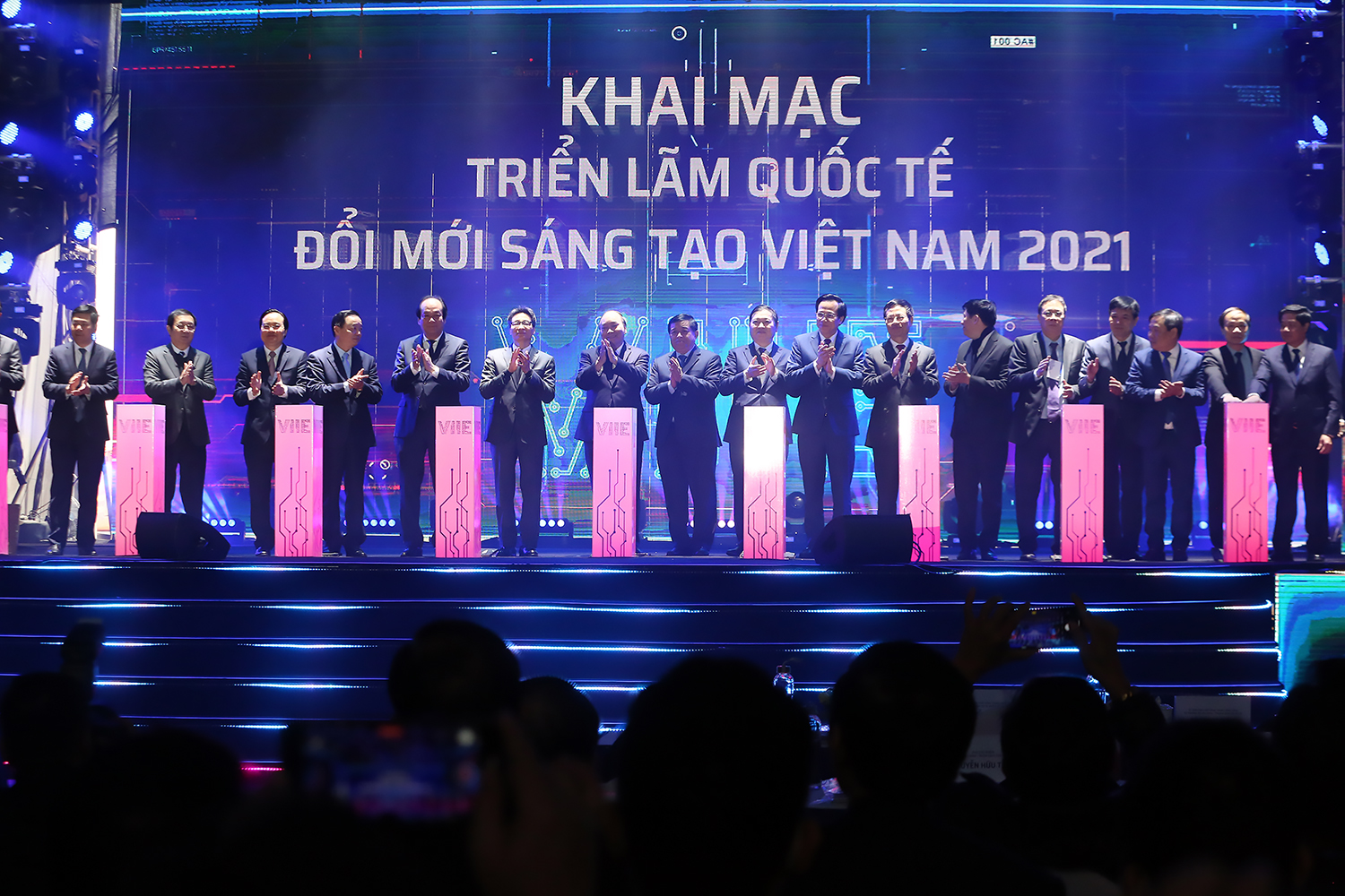 Thủ tướng Nguyễn Xuân Phúc cùng các lãnh đạo cấp cao của Chính phủ và các Bộ, ngành nhấn nút khởi công xây dựng Trung tâm Đổi mới sáng tạo quốc gia và khai mạc Triển lãm quốc tế đổi mới sáng tạo Việt Nam 2021