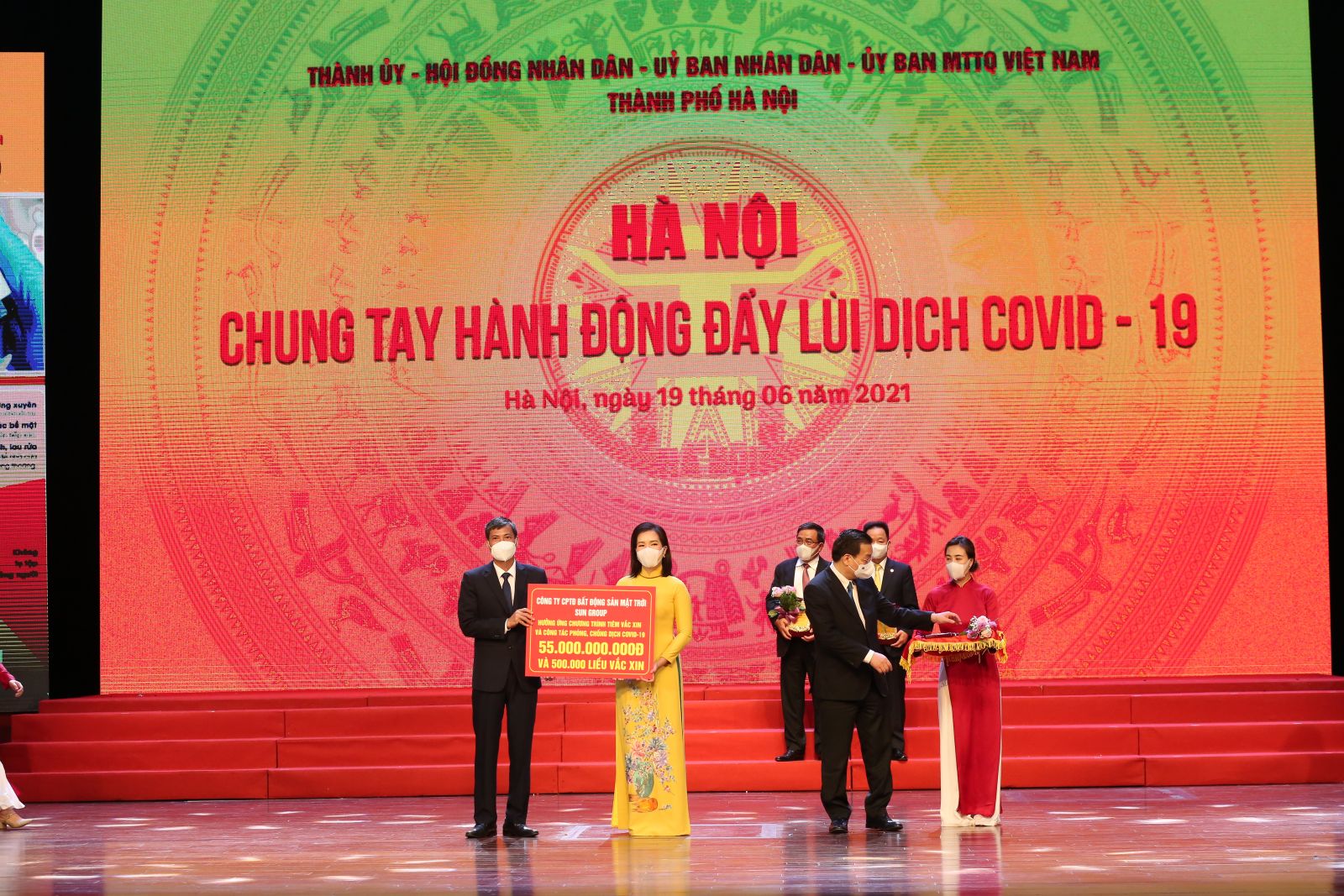 Tập đoàn Sun Group trao tặng Quỹ vaccine Hà Nội 55 tỷ đồng