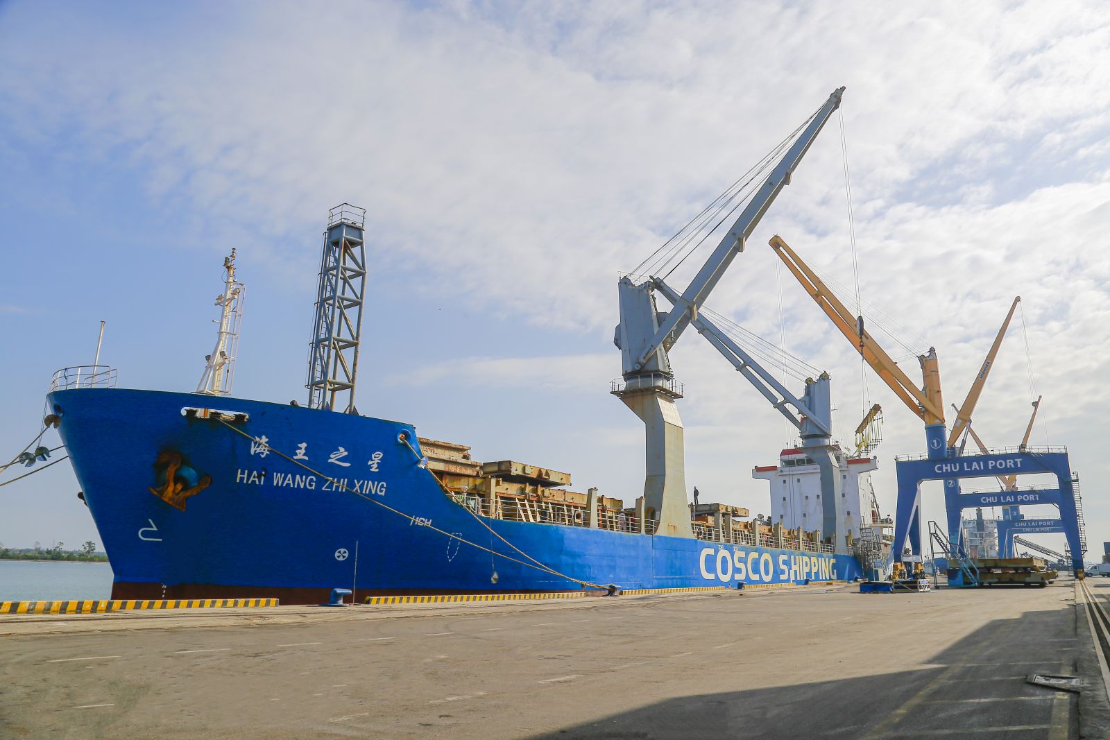 Tàu Hai Wang Zhi Xing (COSCO) cập cảng Chu Lai vận chuyển bột giấy xuất khẩu.