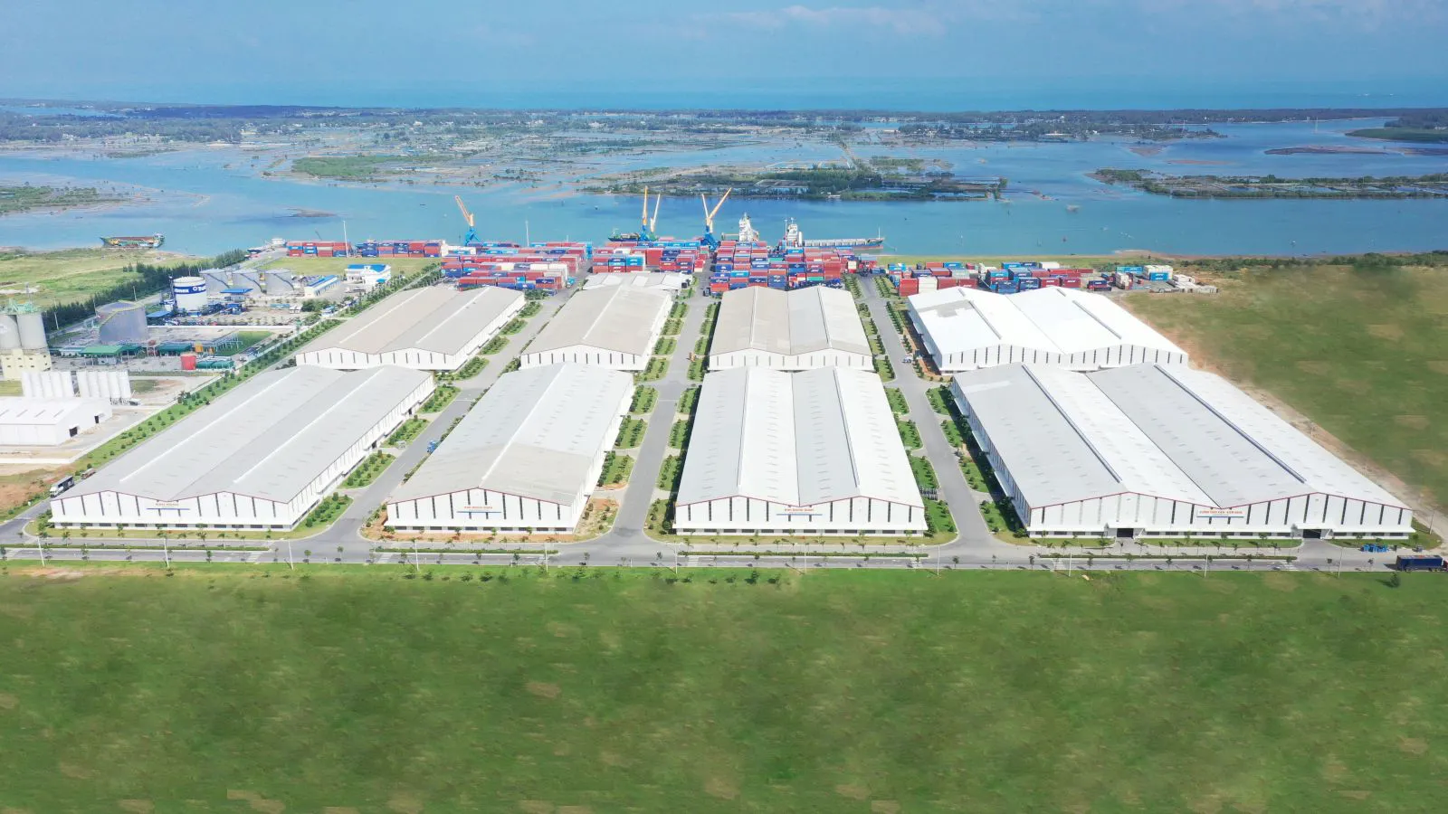 Hệ thống kho tại cảng Chu Lai có diện tích hơn 92.000m2, trong đó kho hàng là 13.440m2
