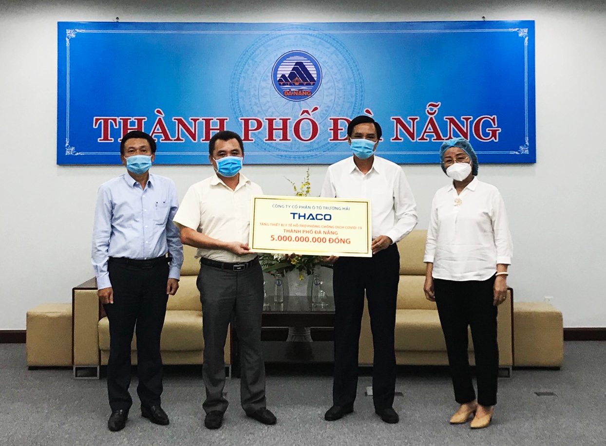 Đại diện THACO trao tặng thiết bị y tế hỗ trợ phòng chống dịch cho  ông Trần Văn Miên – Phó Chủ tịch Tp. Đà Nẵng.