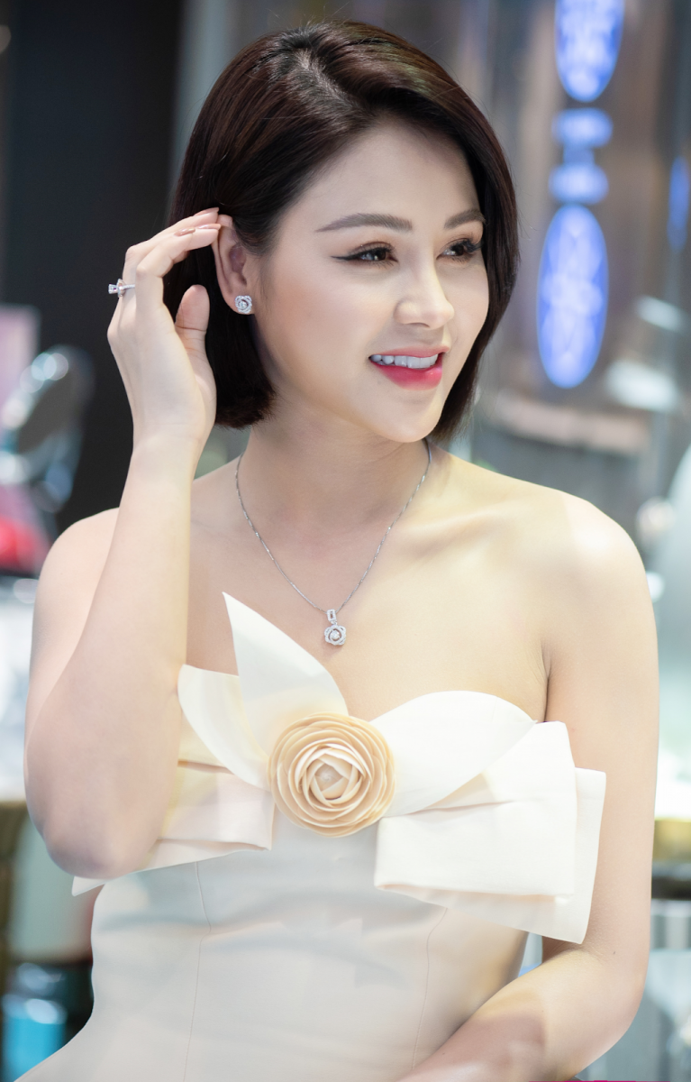 Thu Trang đẹp rạng rỡ với trang sức kim cương có thiết kế xếp lớp hoa hồng trong BST mới nhất của DOJI