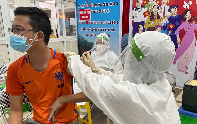 Người dân phường Việt Hưng, quận Long Biên, Hà Nội được tiêm vắc xin phòng Covid-19.