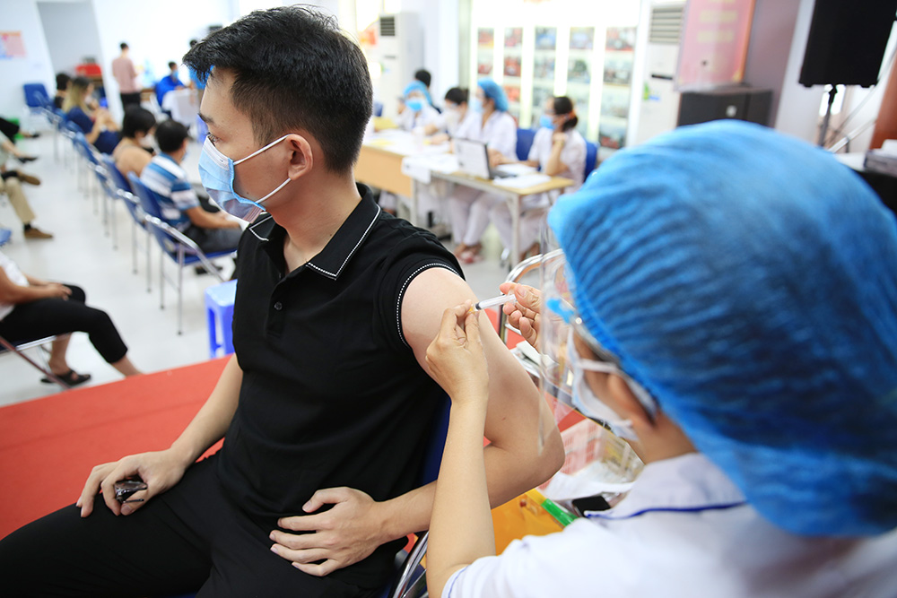 Tiêm vắc xin phòng Covid-19 cho người dân tại một điểm tiêm của quận Hai Bà Trưng.