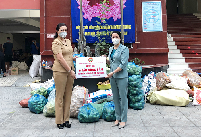 Chủ tịch Hội Nông dân Thành phố Phạm Hải Hoa trao hỗ trợ 6 tấn nông sản cho nhân dân quận Hai Bà Trưng