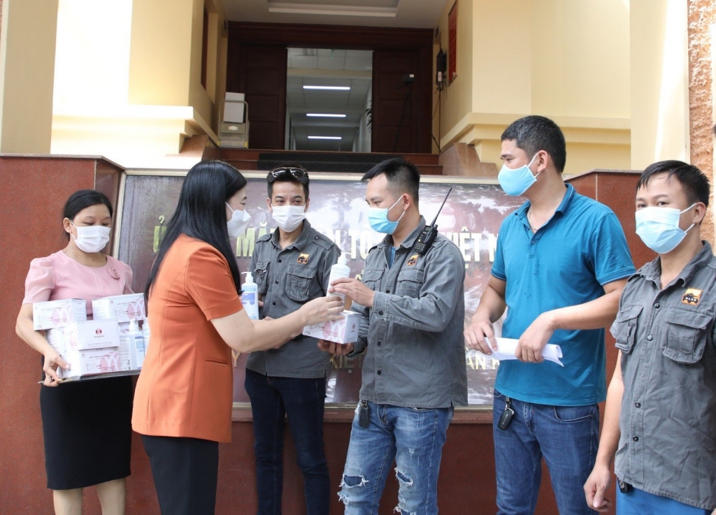 Chủ tịch Ủy ban MTTQ Việt Nam TP Hà Nội Nguyễn Lan Hương trao hỗ trợ khẩu trang, nước sát khuẩn cho Đội xe bán tải địa hình PVC Việt Nam