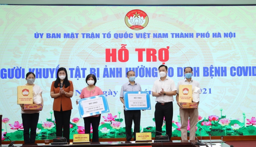 Ủy ban MTTQ Việt Nam TP Hà Nội trao hỗ trợ cho Hội Người mù và Hội Người khuyết tật thành phố