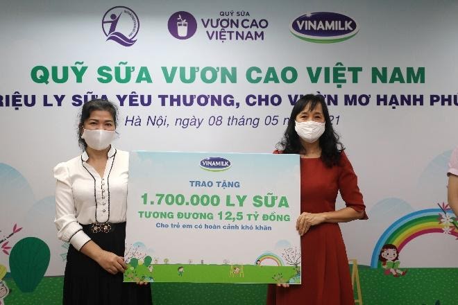 Vinamilk và Quỹ sữa Vươn cao Việt Nam trao tặng 1,7 triệu ly sữa cho trẻ em có hoàn cảnh khó khăn 
