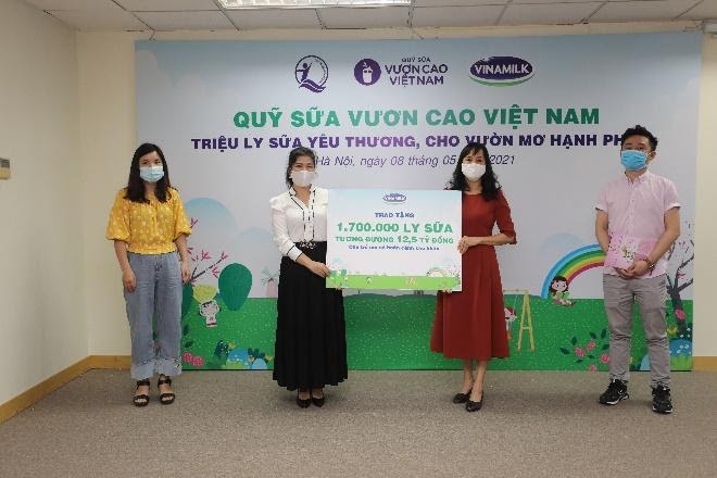 Đại diện Vinamilk trao bảng tượng trưng 1,7 triệu ly sữa của Quỹ sữa Vươn cao Việt Nam cho Đại diện Quỹ bảo trợ trẻ em Việt Nam
